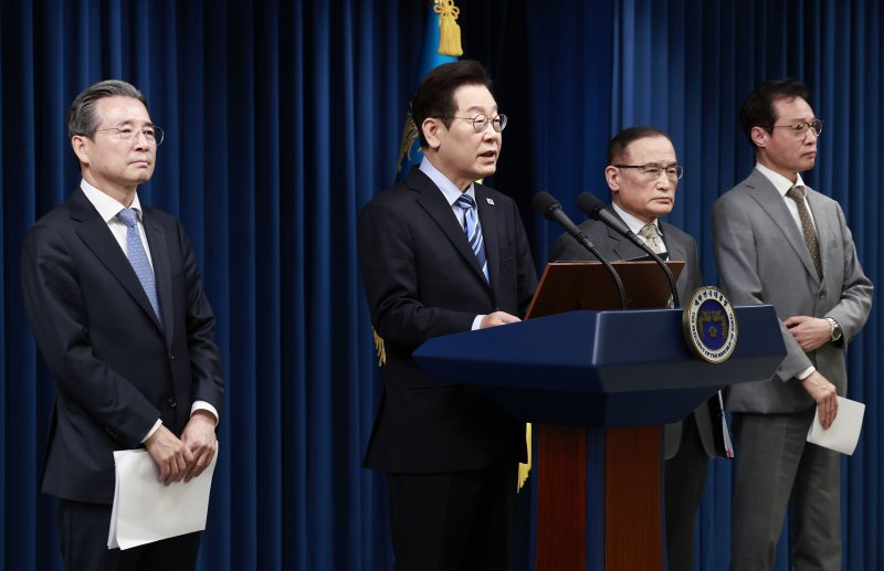 [서울=뉴시스] 최동준 기자 = 이재명 대통령이 14일 서울 용산 대통령실에서 한·미 간 관세·안보 합의를 문서화하는 '조인트 팩트시트(JFS·합동설명자료)' 관련 발표를 하고 있다.왼쪽부터 김용범 정책실장, 이 대통령, 위성락 국가안보실장, 이규연 홍보소통수석. 2025.11.14. photocdj@newsis.com