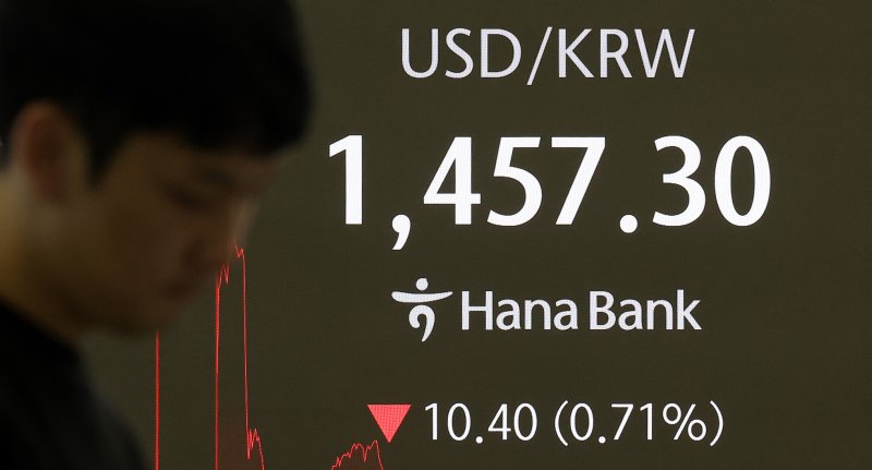 [서울=뉴시스] 김선웅 기자 = 서울 외환시장에서 원·달러 환율이 전 거래일 주간거래 종가(1467.7원)보다 10.7원 오른 1457.0원에 주간 거래를 마감한 14일 오후 서울 중구 하나은행 본점 딜링룸에서 딜러가 업무를 수행하고 있다. 2025.11.14. mangusta@newsis.com