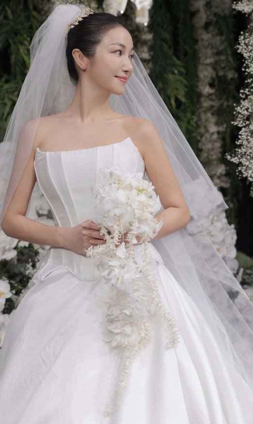 결혼식 끝낸 김옥빈, 새하얀 웨딩 드레스 자태 공개 "바쁜 하루였다" [N샷]