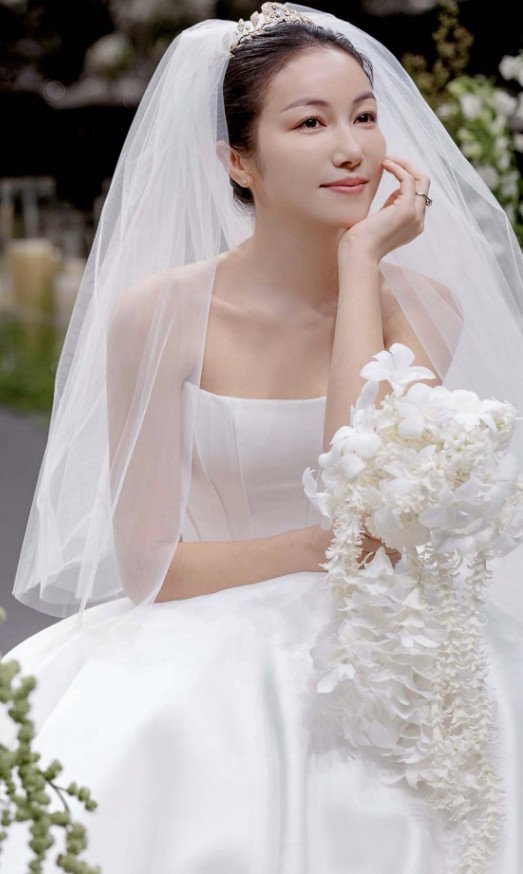 결혼식 끝낸 김옥빈, 새하얀 웨딩 드레스 자태 공개 "바쁜 하루였다" [N샷]