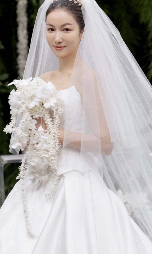 결혼식 끝낸 김옥빈, 새하얀 웨딩 드레스 자태 공개 "바쁜 하루였다" [N샷]