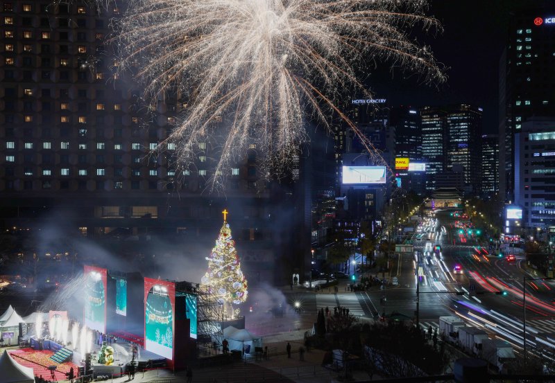 [서울=뉴시스] 김진아 기자 = 17일 서울 중구 서울광장에서 열린 성탄트리 점등식에서 트리에 불이 켜지고 있다. 2025.11.17. bluesoda@newsis.com