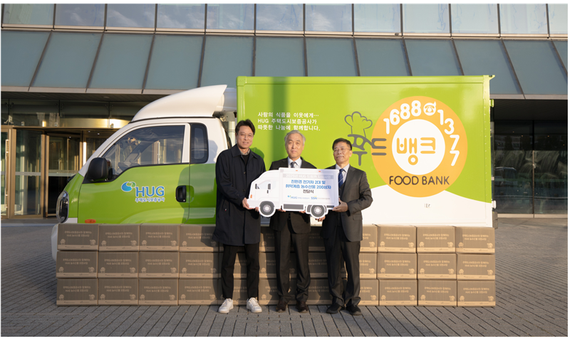 지난 17일 열린 'HUG 드림카' 사업 차량 기증식에서 윤명규 허그(HUG) 사장직무대행(가운데)과 관계자들이 기념 촬영을 하고 있다. HUG 제공