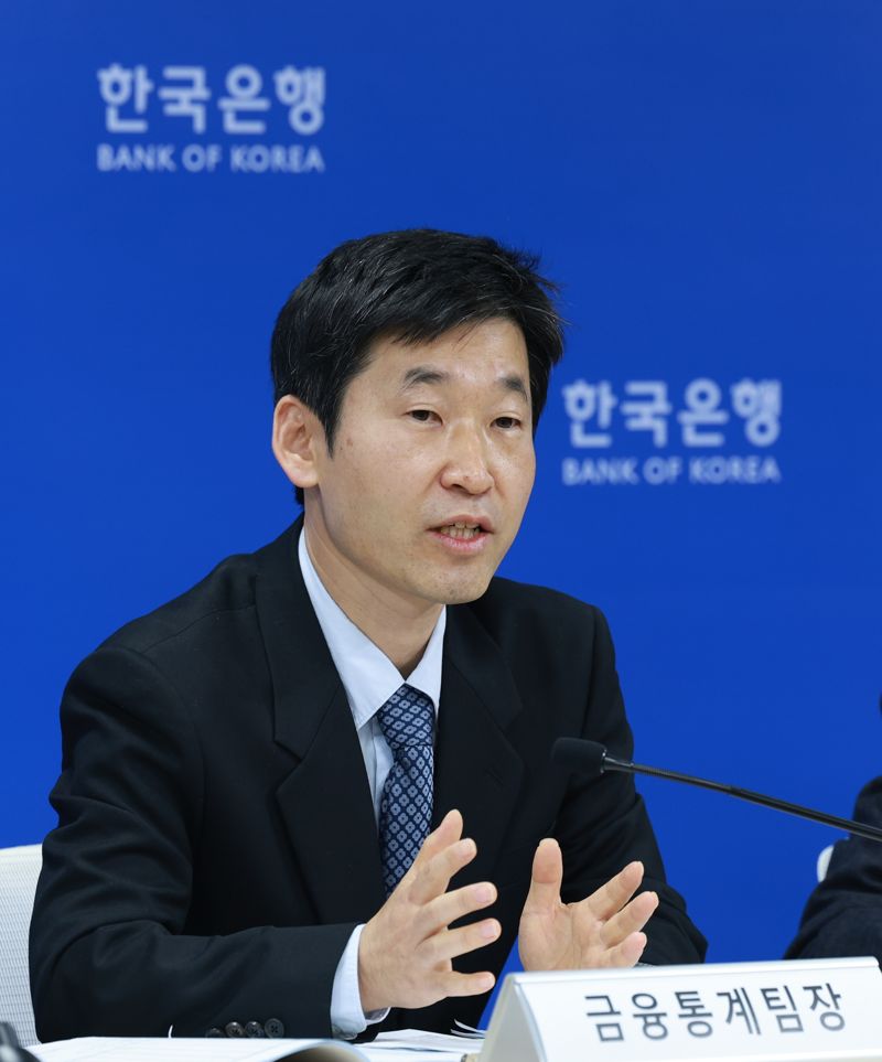 김민수 한국은행 경제통계1국 금융통계팀장이 18일 오전 서울 중구 한국은행에서 2025년 3·4분기 가계신용(잠정) 주요 특징을 설명하고 있다. 한은 제공