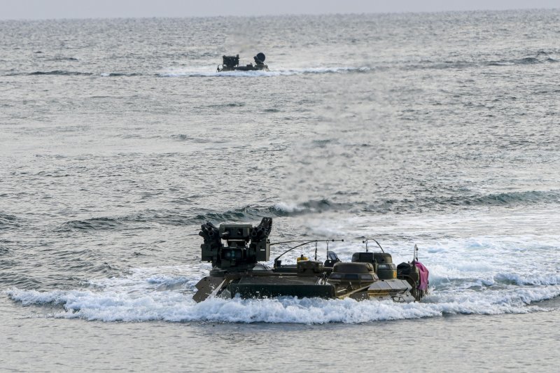 해군과 해병대는 지난 15일부터 포항 일대에서 '2025년 호국합동상륙훈련'을 실시하고 있다고 18일 밝혔다. 지난 17일 호국합동상륙훈련에 참가한 한국형 상륙돌격장갑차(KAAV)가 상륙함으로부터 진수 후 해상돌격 연습을 실시하고 있다. 해병대 제공