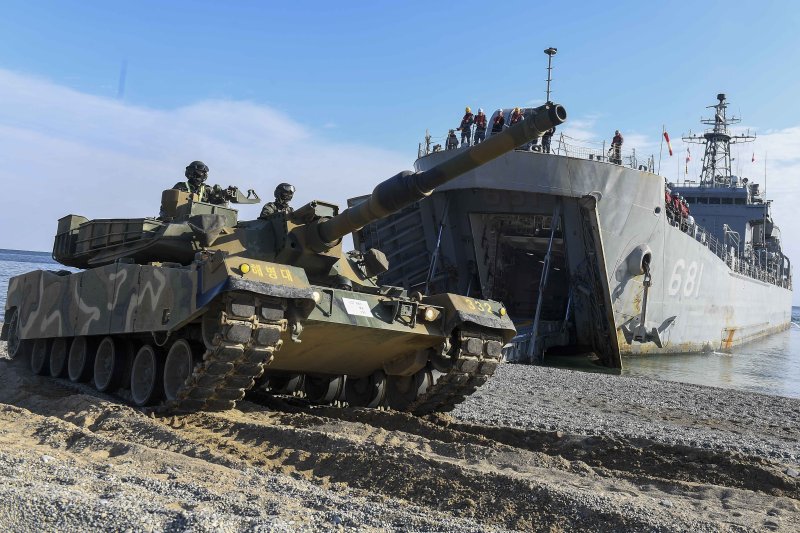 해군과 해병대는 지난 15일부터 포항 일대에서 '2025년 호국합동상륙훈련'을 실시하고 있다고 18일 밝혔다. 지난 17일 호국합동상륙훈련 연습 간 상륙해안에 접안한 상륙함(LST-I)에서 K1A2 전차가 상륙을 실시하고 있다. 해병대 제공