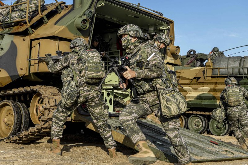 해군과 해병대는 지난 15일부터 포항 일대에서 '2025년 호국합동상륙훈련'을 실시하고 있다고 18일 밝혔다. 지난 17일 호국합동상륙훈련 연습 간 상륙해안에 도착한 해병대원들이 하차전투를 하고 있다. 해병대 제공