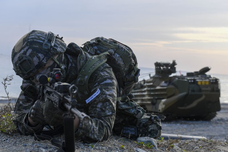 해군과 해병대는 지난 15일부터 포항 일대에서 '2025년 호국합동상륙훈련'을 실시하고 있다고 18일 밝혔다. 지난 17일 호국합동상륙훈련 연습 간 상륙해안에 도착한 해병대원들이 하차전투를 하고 있다. 해병대 제공