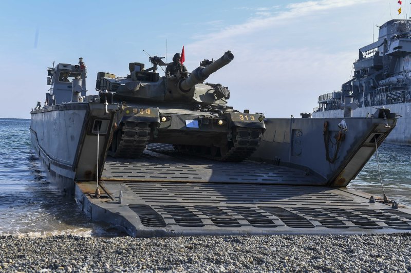 해군과 해병대는 지난 15일부터 포항 일대에서 '2025년 호국합동상륙훈련'을 실시하고 있다고 18일 밝혔다. 지난 17일 호국합동상륙훈련 연습 간 상륙해안에 접안한 상륙정(LCM)에서 K1A2 전차가 상륙하고 있다. 해병대 제공