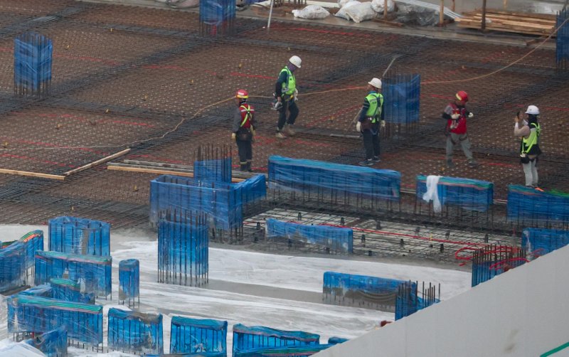 [서울=뉴시스] 황준선 기자 = 사진은 지난 7월 16일 서울 시내 한 공사현장에서 근로자들이 업무를 하고 있는 모습. 2025.07.16. hwang@newsis.com