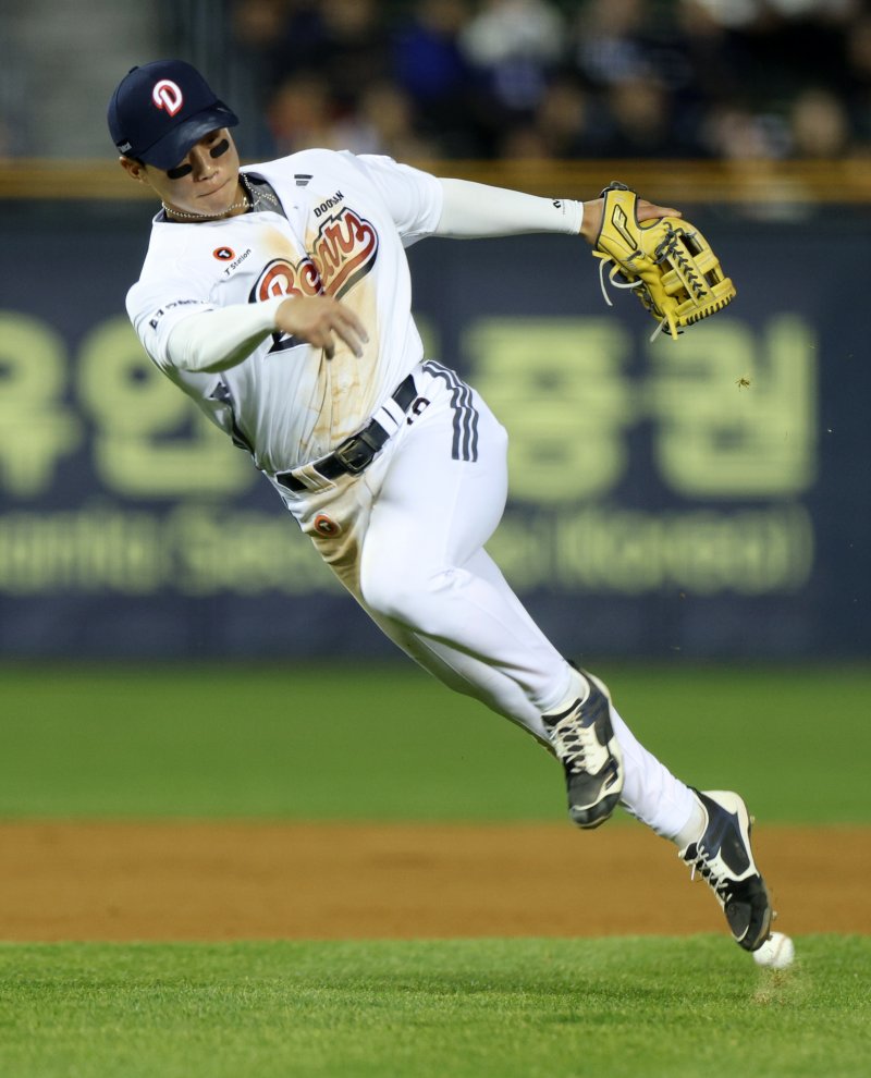 [서울=뉴시스] 고범준 기자 = 8일 서울 송파구 잠실야구장에서 열린 2025 KBO리그 한화 이글스와 바카라사이트 굿모닝 베어스의 경기, 7회초 1사 바카라사이트 굿모닝 유격수 박준영이 한화 황영묵의 타구를 놓치며 1루에 송구하고 있다. 2025.04.08. bjko@newsis.com