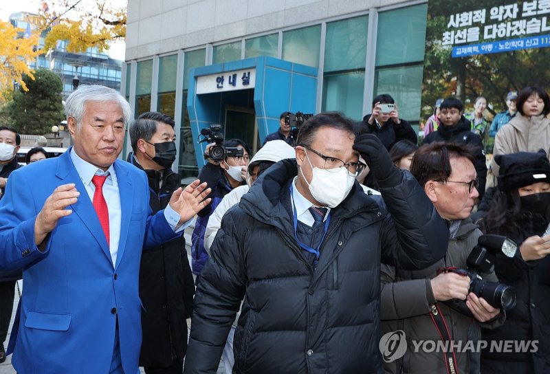 경찰청 향하는 전광훈 목사 (출처=연합뉴스)