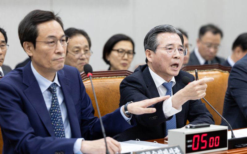 김용범 대통령실 정책실장이 18일 서울 여의도 국회에서 열린 제429회국회(정기회) 운영위원회 제5차 전체회의에서 김은혜 국민의힘 의원의 질의에 반발바카라사이트 기가 있다. ⓒ News1 이승배 기자