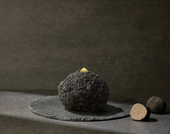 서울신라호텔이 출시한 홀리데이 스페셜 케이크 누아 트러플 미니. 신라호텔 제공