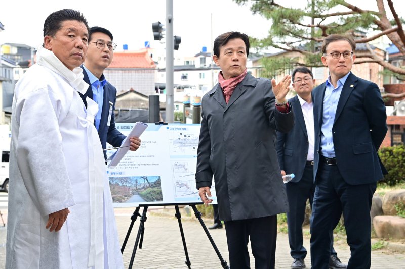 [진주=뉴시스]진주시, 라이브 바카라사이트 서문 진입로 개선공사 현장점검.(사진=진주시 제공).2025.11.18.photo@newsis.com *재판매 및 DB 금지