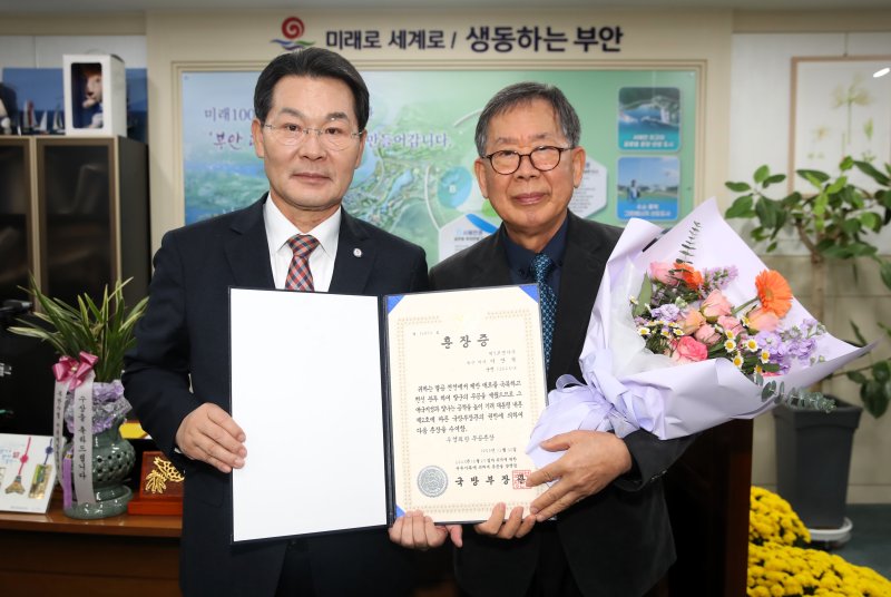 권익현 바카라 토토수(사진 왼쪽)가 고 이만석 대위 자녀인 이해홍 씨에게 화랑무공바카라 토토을 전수하고 있다.(바카라 토토 제공. 재판매 및 DB금지)