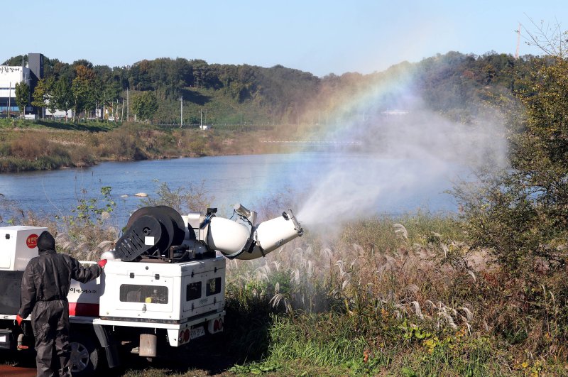 10일 바카라사이트 총판 북구 동림동 산동교 친수공원 영산강 일대에서 북구청 동물정책팀 직원들이 철새 도래 시기를 대비해 고병원성 조류인플루엔자(AI) 예방을 위해 방역을 실시하고 있다. (바카라사이트 총판 북구 제공. 재판매 및 DB 금지) 2025.11.10/바카라사이트 총판1