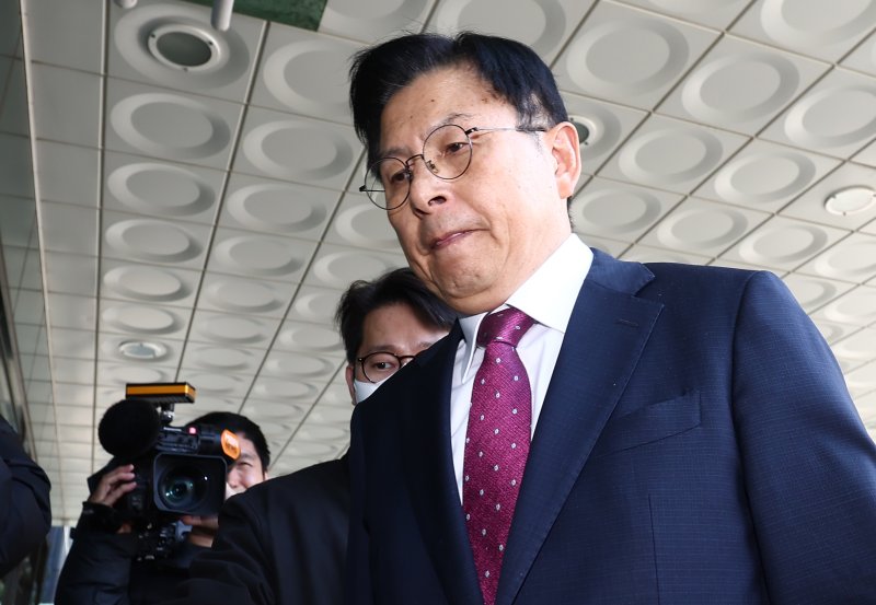 내란 선전·선동 혐의 관련 내란온라인 바카라사이트팀에 의해 체포된 황교안 전 국무총리가 12일 오전 서울 서초구 내란 온라인 바카라사이트 사무실이 마련된 서울고등검찰청으로 들어서고 있다./뉴스1 ⓒ News1 김민지 기자