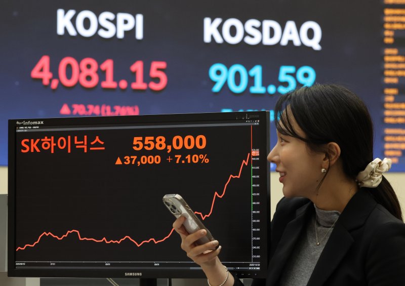 [서울=뉴시스] 황준선 기자 = 29일 오후 서울 여의도 한국거래소 홍보관에 전날 대비 7.1% 상승하며 55만8000원에 사상 최고가로 마감한 SK하이닉스의 종가가 표시되고 있다. 2025.10.29. hwang@newsis.com