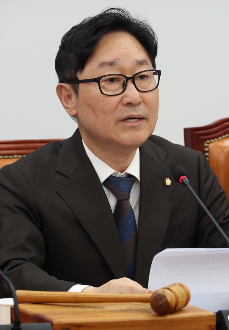 [서울=뉴시스] 조성봉 기자 = 박범계 더불어민주당 중앙선거관리위원장이 지난 4월 14일 오후 서울 여의도 국회에서 열린 제21대 대통령선거 후보자 선출을 위한 제1차 중앙당선거관리위원회의에서 발언을 하고 있다. 2025.04.14. suncho21@newsis.com