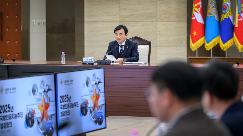 안규백 국방부 장관이 18일 서울 용산구 국방부 청사에서 2025년 국방인공지능(AI) 추진점검 회의를 주재하고 있다. 국방부 제공