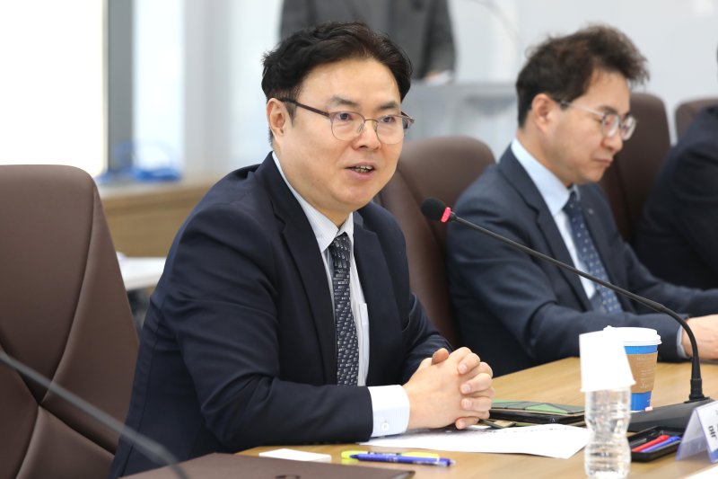 목성호 카지노사이트 바카라사이트 차장(왼쪽)이 ‘지식재산 거래 전문관 간담회’에서 인사말을 하고 있다.(카지노사이트 바카라사이트 제공.재판매 및 DB금지)/카지노사이트 바카라사이트1