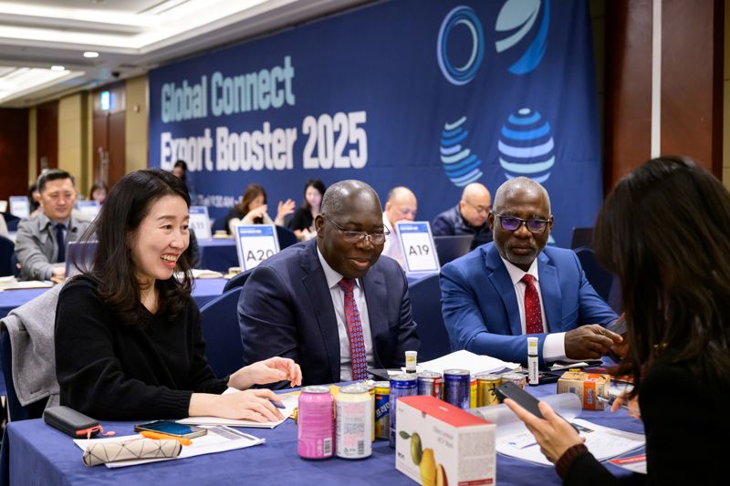 18일 서울 송파구 롯데호텔 월드에서 열린 ‘중견기업 글로벌 커넥트’의 ‘1:1 수출 부스터 상담회’ 현장에서 참가기업과 해외 바이어가 수출상담을 진행하고 있다. 코트라 제공.