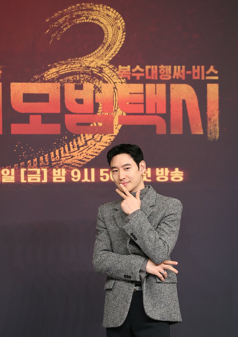 이제훈 '모범택시' 김도기, 독보적 다크히어로 입지 굳힐 것