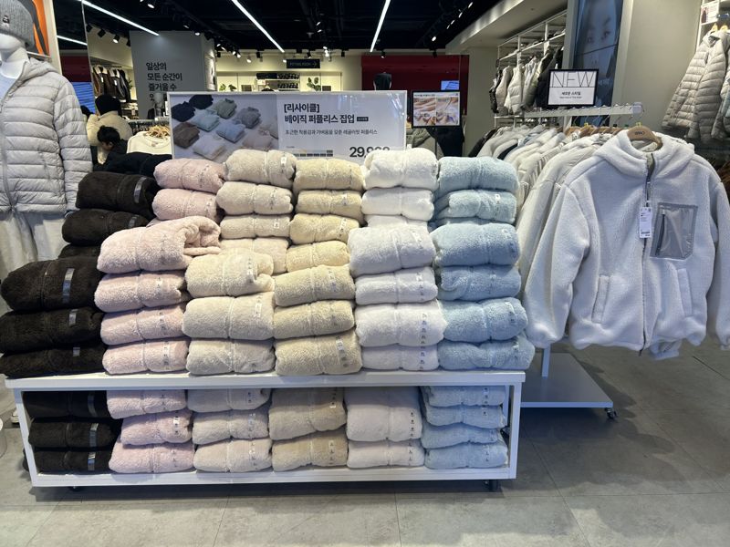 18일 서울 중구 스파오 명동점에 제품이 진열돼 있다. 사진=강명연 기자