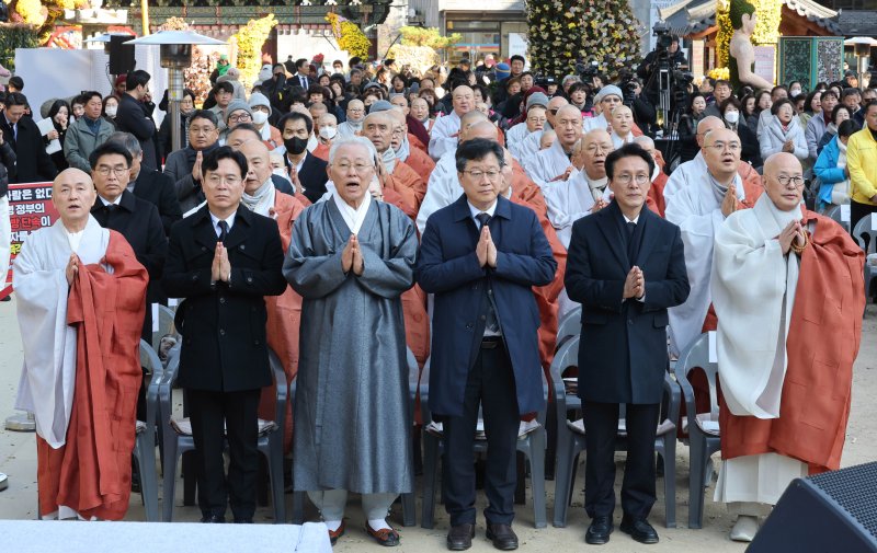 [서울=뉴시스] 청사사진기자단 = 김민석 국무총리와 조계종 총무원장 진우 스님 등이 18일 오후 서울 종로구 조계사 대웅전 앞마당에서 열린 안전하고 차별없는 일터 기원 산재사망 희생자 안전한 바카라 사이트 위령재에 참석해 합장하고 있다. 2025.11.18. photo@newsis.com왼쪽부터 조계종 사회부장 진성 스님, 김영훈 고용노동부 장관, 최종수 성균관장, 안호영 기후노동위원장, 김 총리, 진우 스님.