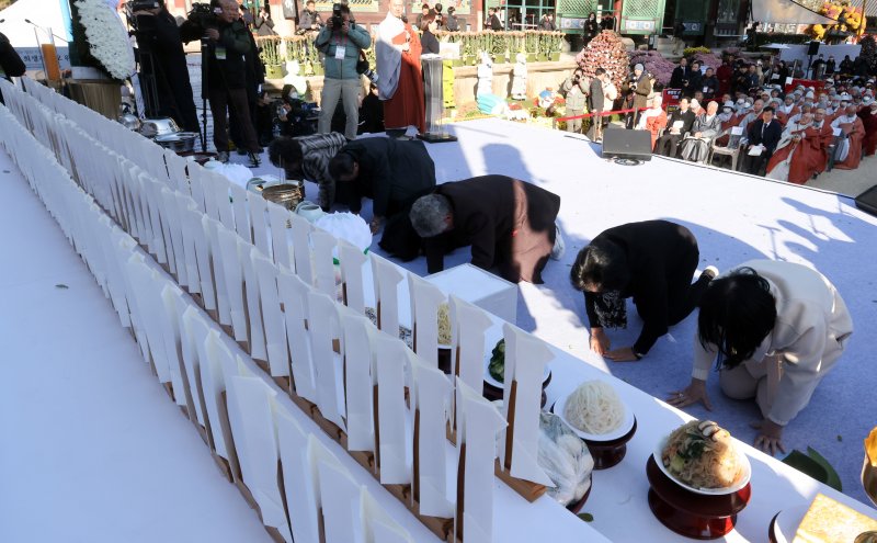[서울=뉴시스] 청사사진기자단 = 김민석 국무총리가 18일 오후 서울 종로구 조계사에서 열린 산재사망 희생자 안전한 바카라 사이트 위령재에서 유가족들이 헌향·헌다를 마치고 큰절을 하고 있다. 2025.11.18. photo@newsis.com