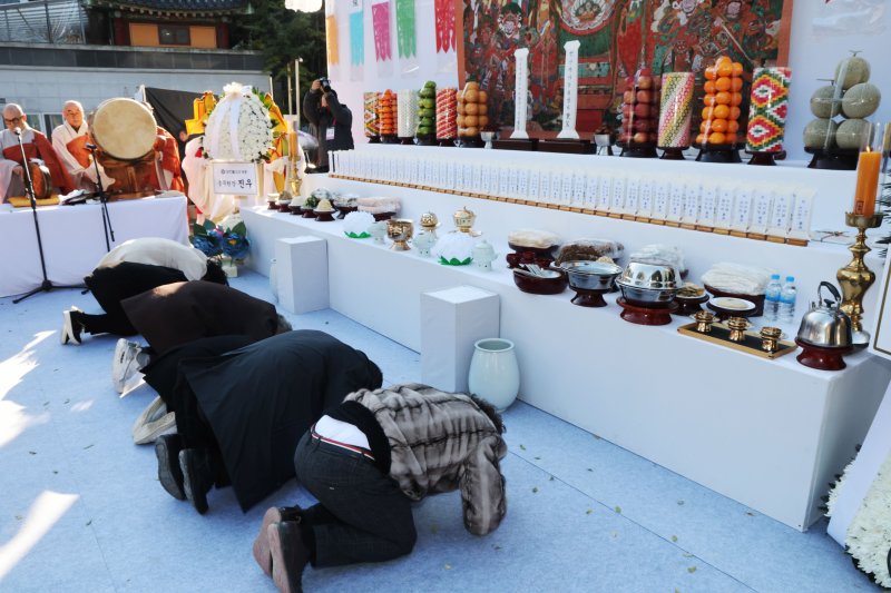 [서울=뉴시스] 청사사진기자단 = 18일 오후 서울 종로구 조계사 대웅전 앞마당에서 열린 안전하고 차별없는 일터 기원 산재사망 희생자 안전한 바카라 사이트 위령재에서 유가족들이 헌향·헌다 후 큰절을 하고 있다. 2025.11.18. photo@newsis.com