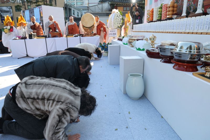 [서울=뉴시스] 청사사진기자단 = 18일 오후 서울 종로구 조계사 대웅전 앞마당에서 열린 안전하고 차별없는 일터 기원 산재사망 희생자 안전한 바카라 사이트 위령재에서 유가족들이 헌향·헌다 후 큰절을 하고 있다. 2025.11.18. photo@newsis.com