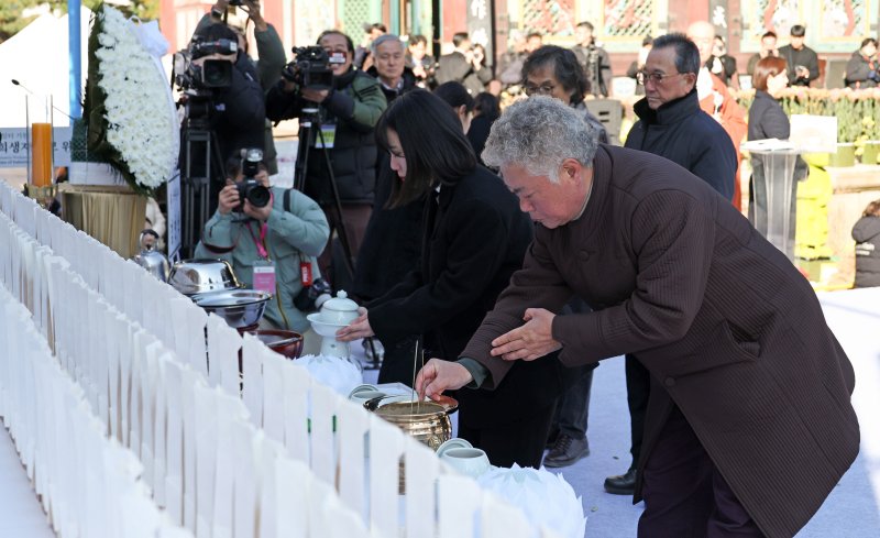 [서울=뉴시스] 청사사진기자단 = 18일 오후 서울 종로구 조계사에서 열린 산재사망 희생자 안전한 바카라 사이트 위령재에서 유가족들이 헌향·헌다를 하고 있다. 2025.11.18. photo@newsis.com