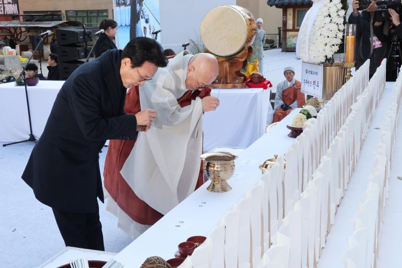 [서울=뉴시스] 청사사진기자단 = 김민석 국무총리와 조계종 총무원장 진우 스님이 18일 오후 서울 종로구 조계사 대웅전 앞마당에서 열린 안전하고 차별없는 일터 기원 산재사망 희생자 안전한 바카라 사이트 위령재에 참석해 헌향하고 있다. 2025.11.18. photo@newsis.com