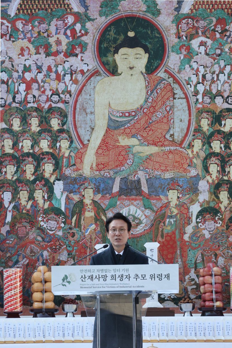 [서울=뉴시스] 청사사진기자단 = 김민석 국무총리가 18일 오후 서울 종로구 조계사 대웅전 앞마당에서 열린 안전하고 차별없는 일터 기원 산재사망 희생자 안전한 바카라 사이트 위령재에 참석해 안전한 바카라 사이트사를 하고 있다. 2025.11.18. photo@newsis.com