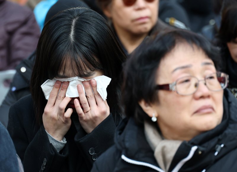 [서울=뉴시스] 청사사진기자단 = 18일 오후 서울 종로구 조계사에서 열린 산재사망 희생자 안전한 바카라 사이트 위령재에서 한 유가족이 눈물을 흘리고 있다. 2025.11.18. photo@newsis.com