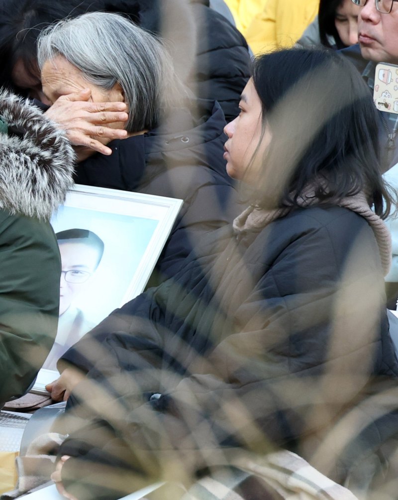 [서울=뉴시스] 청사사진기자단 = 18일 오후 서울 종로구 조계사에서 열린 산재사망 희생자 안전한 바카라 사이트 위령재에서 한 유가족이 눈물을 흘리고 있다. 2025.11.18. photo@newsis.com