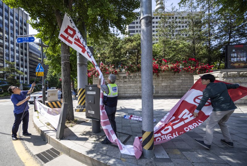 [서울=뉴시스] 정병혁 기자 = 제21대 대통령 선거가 끝난 지난 6월 4일 서울 종로구 광화문네거리에서 종로구청 관계자들이 선거 안전한 바카라사이트을 철거하고 있다. 2025.06.04. jhope@newsis.com **위 사진은 기사 내용과 무관합니다.