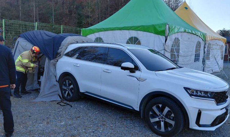 18일 태백산국립공원 유일사 주차장서 차량을 구급대원이 확인하고 있다.(사진=강원소방본부 제공) *재판매 및 DB 금지