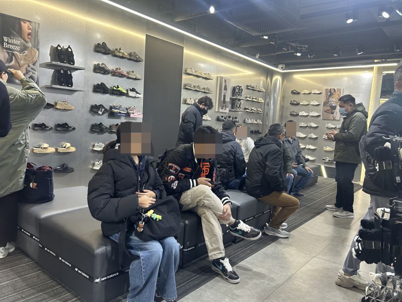 18일 서울 중구 뉴발란스 명동점을 찾은 고객들이 매장을 둘러보고 있다. 사진=강명연 기자