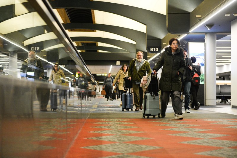 미국 세관국경보호국(CBP)이 10일(현지시간) 한국, 일본, 영국, 호주 등 비자면제프로그램(VWP) 참여국 시민들의 ESTA(전자여행허가제) 신청 시 5년치 소셜 미디어 기록 등을 의무적으로 제출하도록 할 방침이라고 밝혔다. 사진은 지난달 18일 펜실베이니아주 피츠버크 국제 공항. AP 연합