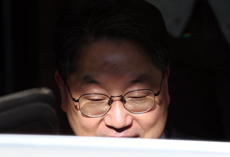 노만석 검찰총장 직무대행이 서울 서초동 대검찰청에서 열린 비공개 퇴임식을 마치고 청사를 나서고 있다. 2025.11.14/뉴스1 ⓒ News1 김명섭 기자