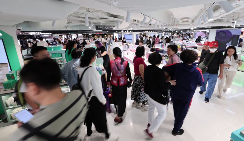 중국 단체라이브바카라의 무비자 입국이 시작된 9월 29일 서울 중구 신라면세점 서울점에서 중국인 라이브바카라들이 면세점을 둘러보고 있다. 2025.9.29/뉴스1 ⓒ News1 김성진 기자