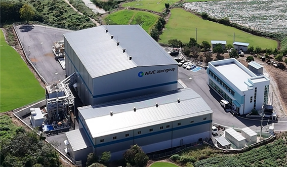 영농폐비닐을 비롯한 연간 6500t의 폐플라스틱과 폐비닐을 처리해 최대 4550t(약 540만L)의 플라스틱 재생원료유 생산 용량을 갖춘 웨이브 정읍공장 전경. 도시유전 제공