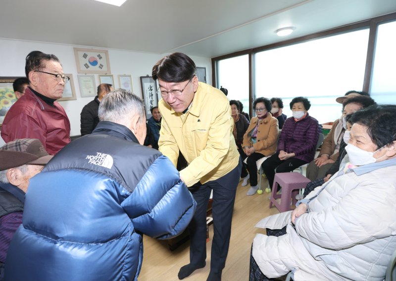[전주=뉴시스]윤난슬 기자 = 우범기 전주시장은 18일 완산구 평화주공그린2차바카라 온라인과 덕진구 인후선변바카라 온라인을 차례로 방문해 난방기기 작동 상태, 창문 단열, 소화기 비치 여부 등을 점검하고 이용자들의 안부를 살폈다. (사진=전주시 제공) 2025.11.18. photo@newsis.com