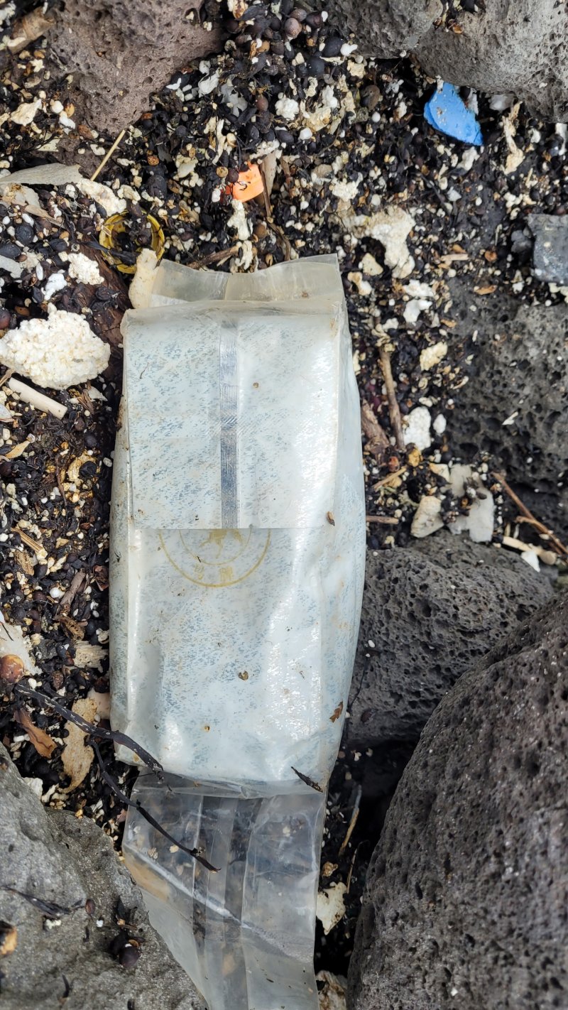 [바카라사이트 소닉=뉴시스] 17일 오후 바카라사이트 소닉시 우도 해안가에서 케타민으로 추정되는 중국 차 봉지 위장 마약류가 발견됐다. (사진=바카라사이트 소닉경찰청 제공) 2025.11.18. photo@newsis.com