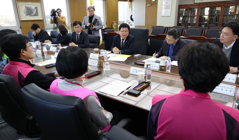 최교진 교육부 장관이 10일 세종시 정부세종청사에서 스피드 바카라 사이트스피드 바카라 사이트비정규직연대회의 소속 노조위원장 및 관계자들과 간담회를 하고 있다. (교육부 제공. 재판매 및 DB 금지) 2025.11.10/스피드 바카라 사이트1