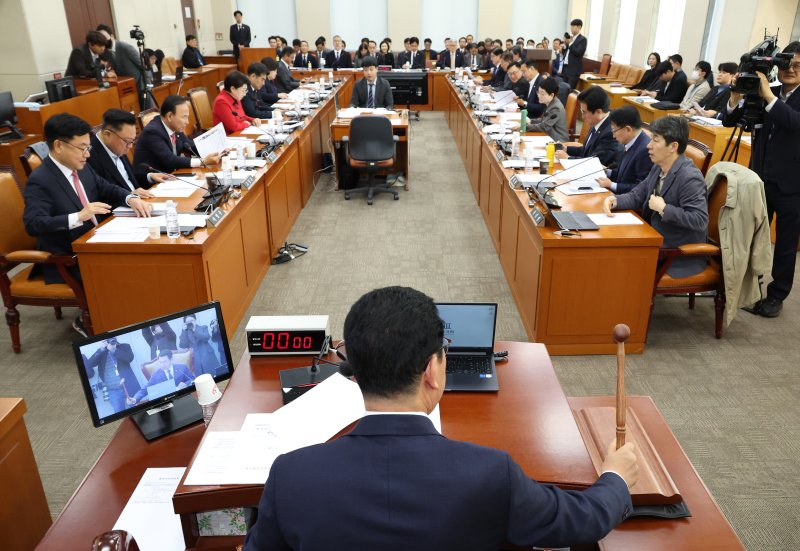 [서울=뉴시스] 김금보 기자 = 신정훈 국회 행정안전위원회 위원장이 18일 오전 서울 여의도 국회에서 2026년도 에볼루션 바카라안 등 의결을 위해 열린 전체회의에서 의사봉을 두드리고 있다. 2025.11.17. kgb@newsis.com