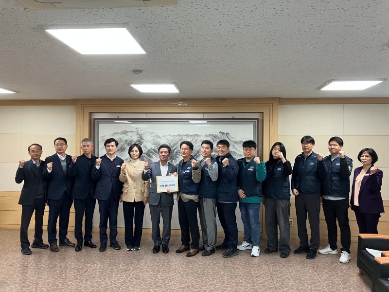 해시 게임 바카라청 해시 게임 바카라동조합이 지난 17일 정인화 해시 게임 바카라장에게 단체교섭 요구서를 전달하고 기념사진을 촬영하고 있다. (해시 게임 바카라 제공. 재판매 및 DB금지)